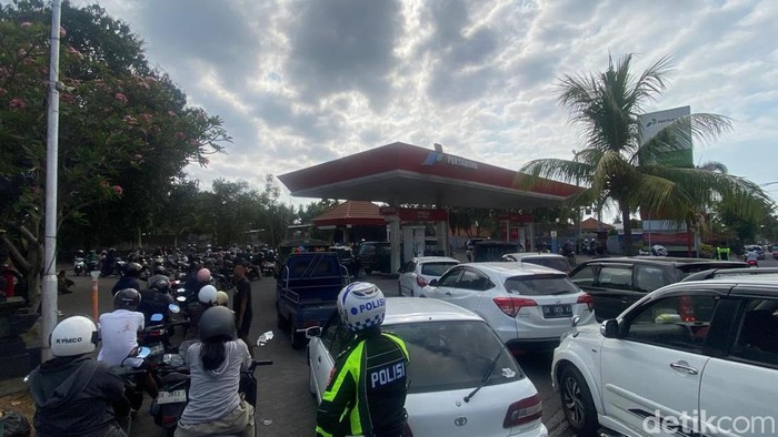 Suasana antrean kendaraan di SPBU Subagan, Karangasem, Kamis (15/10/2026).