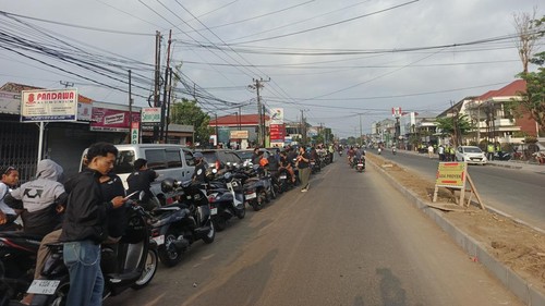 Antrean panjang pembeli BBM di salah satu SPBU Kota Negara, Jembrana, Bali, Kamis (15/10/2026). (I Putu Adi Budiastrawan/detikBali)