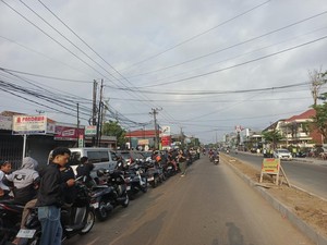 Warga Jembrana Bali Sampai Menginap di SPBU demi Dapat BBM