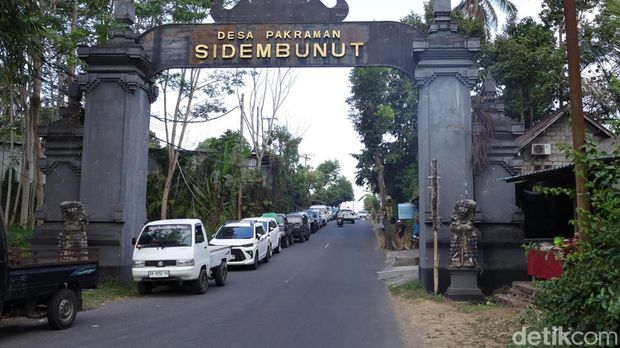 Antrean ratusan sepeda motor dan belasan mobil di di SPBU 54 806 08 di Jalan Erlangga, Desa Sidembunut, Kecamatan Bangli, Kamis (15/10/2026). (Aryo Mahendro/detikBali). Antrean ratusan sepeda motor dan belasan mobil di di SPBU 54 806 08 di Jalan Erlangga, Desa Sidembunut, Kecamatan Bangli, Kamis (15/10/2026). (Aryo Mahendro/detikBali).