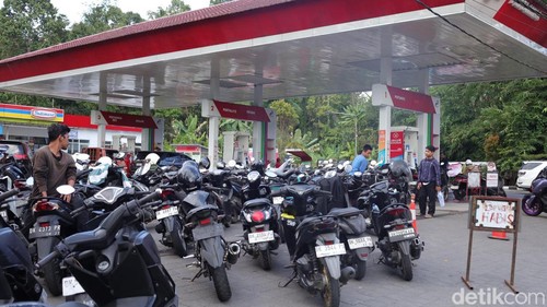 Antrean ratusan sepeda motor dan belasan mobil  di di SPBU 54 806 08 di Jalan Erlangga, Desa Sidembunut, Kecamatan Bangli, Kamis (15/10/2026). (Aryo Mahendro/detikBali).