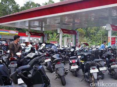 Truk Pertamina Tiba di Bangli, Pengendara yang Antre 14 Jam Bersorak Sorai