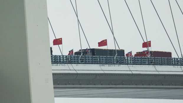 Antrean truk di Jembatan Sungai Yalu Baru yang menghubungkan daratan China dan Korut