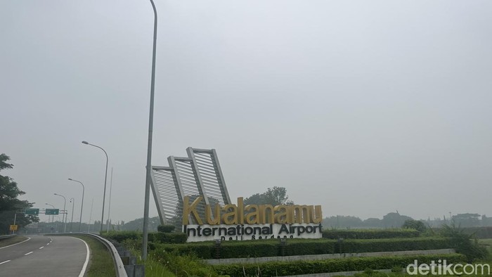 Kabut asap menyelimuti kawasan Bandara Kualanamu, Deli Serdang, Sumut.