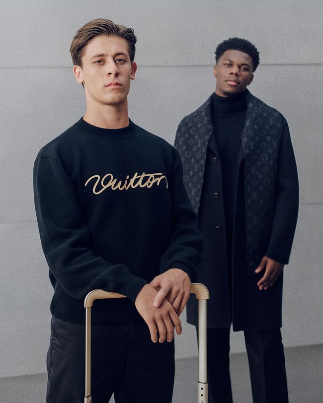 Pilihan busana lainnya hadir lewat sweater biru navy dengan logo Vuitton berbahan kulit kontras di bagian dada. Emblem Real Madrid ditempatkan pada bagian belakang, memberikan sentuhan identitas klub yang berbeda dari desain jaket. (Foto: Dok. Louis Vuitton)