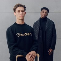 Pilihan busana lainnya hadir lewat sweater biru navy dengan logo Vuitton berbahan kulit kontras di bagian dada. Emblem Real Madrid ditempatkan pada bagian belakang, memberikan sentuhan identitas klub yang berbeda dari desain jaket. (Foto: Dok. Louis Vuitton)