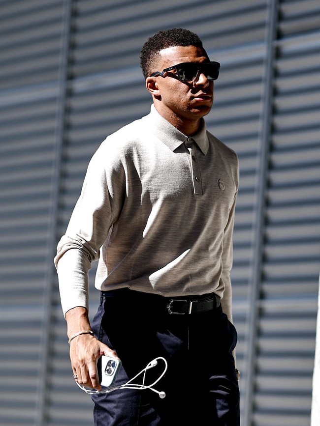 Kylian Mbappe memakai polo shirt berwarna beige yang menggantikan model biru navy dari koleksi sebelumnya. Logo LV berbahan kulit dengan warna kontras menghiasi bagian bawah pakaian, sedangkan emblem Real Madrid dibordir di bagian depan. Perpaduan item klasik dan pilihan warna netral menawarkan karakter yang versatile untuk berbagai kesempatan di luar pertandingan. (Foto: Dok. Louis Vuitton)
