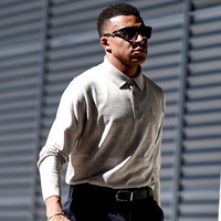 Kylian Mbappe memakai polo shirt berwarna beige yang menggantikan model biru navy dari koleksi sebelumnya. Logo LV berbahan kulit dengan warna kontras menghiasi bagian bawah pakaian, sedangkan emblem Real Madrid dibordir di bagian depan. Perpaduan item klasik dan pilihan warna netral menawarkan karakter yang versatile untuk berbagai kesempatan di luar pertandingan. (Foto: Dok. Louis Vuitton)