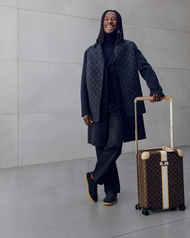Selain busana, koleksi ini juga menyoroti aksesori kulit melalui lini Mon Monogram, yang menjadi bagian dari perayaan 130 tahun Monogram Louis Vuitton. Personalisasi tersebut memperkuat karakter koleksi yang dirancang khusus untuk para pemain dan perwakilan klub. (Foto: Dok. Louis Vuitton)