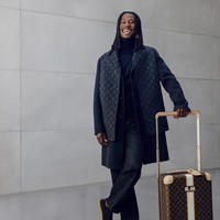 Selain busana, koleksi ini juga menyoroti aksesori kulit melalui lini Mon Monogram, yang menjadi bagian dari perayaan 130 tahun Monogram Louis Vuitton. Personalisasi tersebut memperkuat karakter koleksi yang dirancang khusus untuk para pemain dan perwakilan klub. (Foto: Dok. Louis Vuitton)