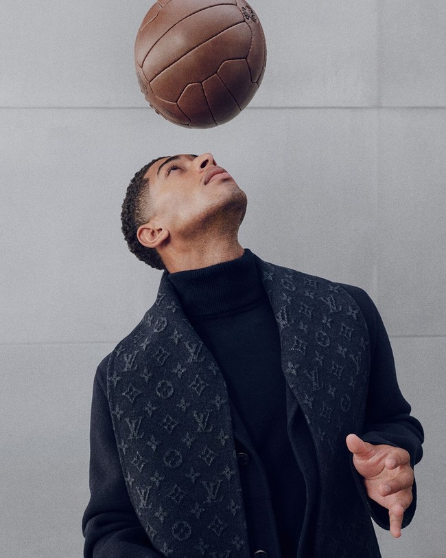 Sebagai pelengkap, Louis Vuitton menghadirkan coat berbahan kasmir dari koleksi permanennya. Coat seperti yang dipakai Jude Bellingham ini dilengkapi syal bermotif Monogram yang dapat dilepas dan dipasang pada kerah menggunakan kancing. (Foto: Dok. Louis Vuitton)