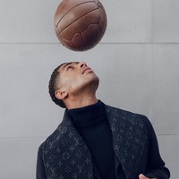Sebagai pelengkap, Louis Vuitton menghadirkan coat berbahan kasmir dari koleksi permanennya. Coat seperti yang dipakai Jude Bellingham ini dilengkapi syal bermotif Monogram yang dapat dilepas dan dipasang pada kerah menggunakan kancing. (Foto: Dok. Louis Vuitton)