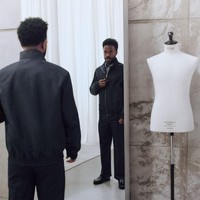 Di jajaran busana formal, terdapat jaket nilon reversible yang mengedepankan fungsi. Desain dua sisi ini menawarkan dua tampilan berbeda, dengan motif Monogram penuh pada bagian dalam yang menjadi ciri khas Louis Vuitton. (Foto: Dok. Louis Vuitton)