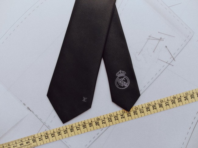 Meski menghadirkan deretan item yang menarik perhatian, koleksi formal wear dan formal travel wear Louis Vuitton x Real Madrid ini tidak tersedia untuk dibeli oleh publik. Seluruh rancangan tersebut dibuat secara eksklusif untuk para pemain dan perwakilan klub. Namun, sejumlah model ikonis Louis Vuitton yang menjadi inspirasi koleksi ini, serta layanan personalisasi Mon Monogram, tetap dapat ditemukan di butik dan situs resmi Louis Vuitton. (Foto: Dok. Louis Vuitton)