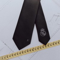 Meski menghadirkan deretan item yang menarik perhatian, koleksi formal wear dan formal travel wear Louis Vuitton x Real Madrid ini tidak tersedia untuk dibeli oleh publik. Seluruh rancangan tersebut dibuat secara eksklusif untuk para pemain dan perwakilan klub. Namun, sejumlah model ikonis Louis Vuitton yang menjadi inspirasi koleksi ini, serta layanan personalisasi Mon Monogram, tetap dapat ditemukan di butik dan situs resmi Louis Vuitton. (Foto: Dok. Louis Vuitton)