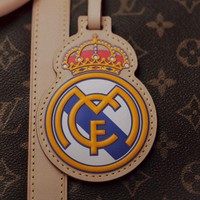 Mengusung perpaduan tailoring presisi, detail khas Louis Vuitton, dan identitas Real Madrid, koleksi ini menawarkan gaya atlet yang tetap elegan di luar lapangan. Terinspirasi oleh koleksi Louis Vuitton Trunk yang diluncurkan pada Februari 2026, desainnya memadukan sejumlah model terdahulu dengan item baru yang lebih segar. (Foto: Dok. Louis Vuitton)