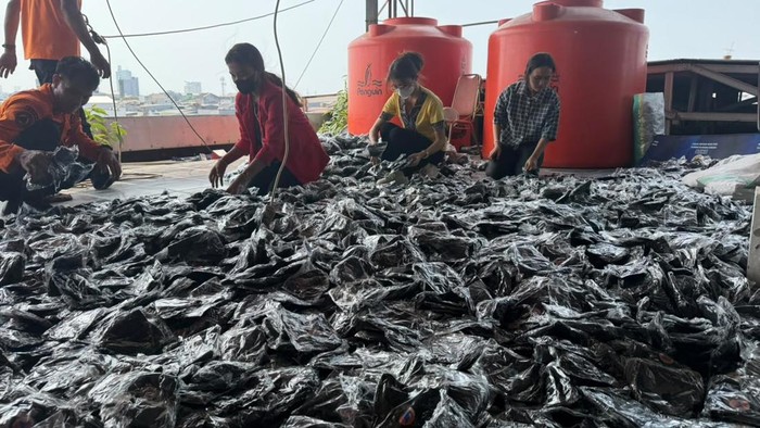 BPBD Makassar menyiapkan masker satu kontainer untuk disalurkan ke warga.