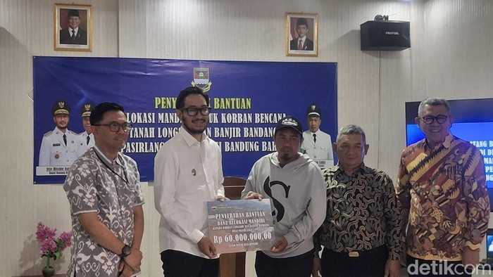 Bupati Bandung Barat, Jeje Ritchie Ismail saat penyerahan bantuan relokasi untuk penyintas longsor cisarua