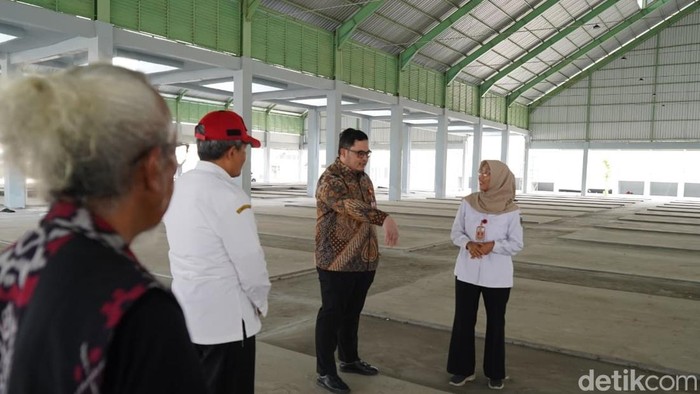 Bupati Kediri Mas Dhito mengecek progres revitalisasi Pasar Ngadiluwih