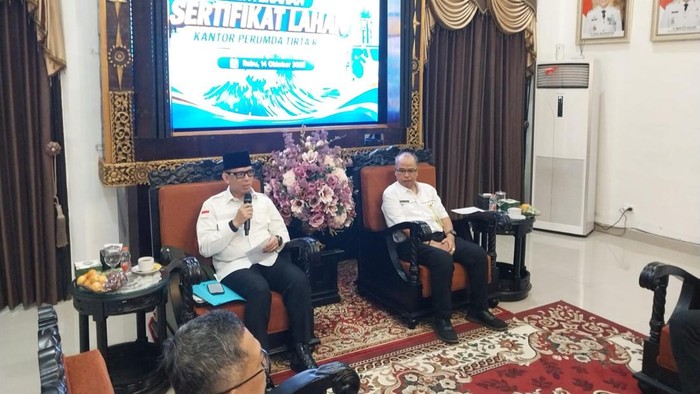 Bupati OKU Teddy Meilwansyah menerima penyerahan sertifikat