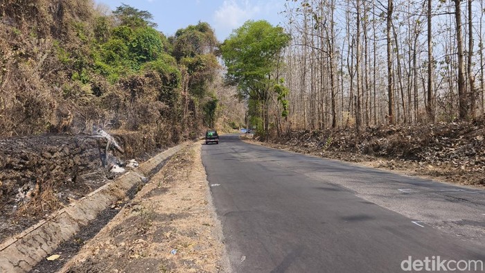 Suasana jalan Ngadirejo-Giriwoyo di Gunung Pegat, Kecamatan Nguntoronadi, Kabupaten Wonogiri, Rabu (14/10/2026).