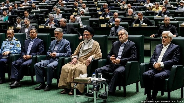 Jajaran pemerintah dan Kabinet Iran di bawah Presiden Mesud Pezeshkian di depan parlemen (Icana News Agency/ZUMA/picture alliance)