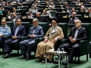 Di Tengah Perang Lawan AS, Pemerintah Iran Digoyang Kaum Garis Keras