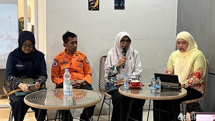 Dinas Kominfo Makassar menggelar coffee morning berdiskusi terkait asap dan udara tak sehat akibat karhutla.