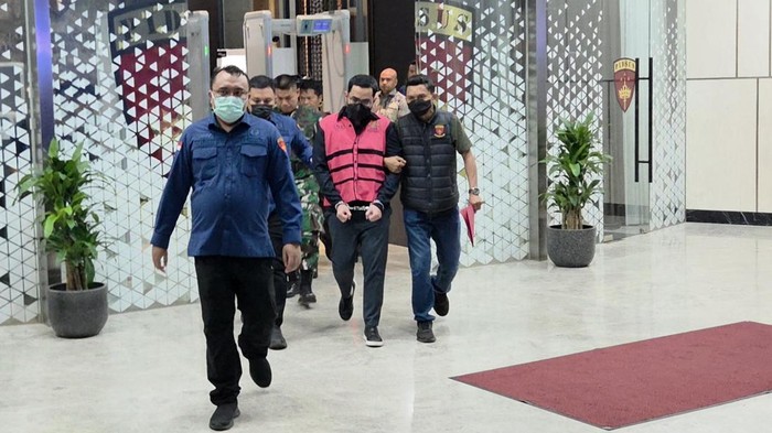 Dirut PT CNI digiring keluar oleh pihak Kejagung untuk ditahan di kasus korupsi nikel