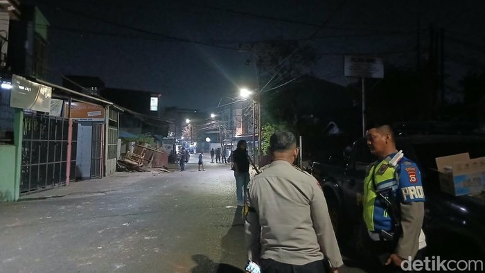 Dua kelompok warga terlibat tawuran di Jalan Ablam, Makassar. Polisi berhasil membubarkan kerusuhan dan situasi kini kondusif