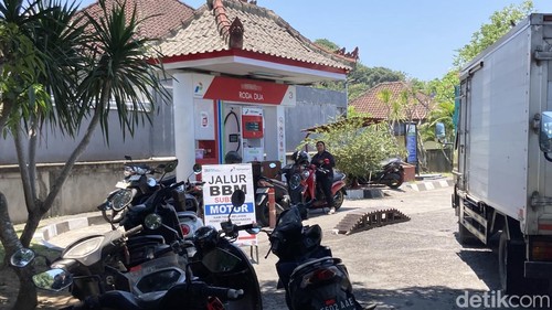 endaraan warga terparkir menunggu kedatangan truk tangki BBM di SPBU Gunaksa, Klungkung, Bali, Kamis (15/10/2026). endaraan warga terparkir menunggu kedatangan truk tangki BBM di SPBU Gunaksa, Klungkung, Bali, Kamis (15/10/2026).