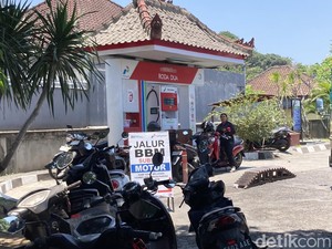 Warga di Klungkung Rela Tidur di SPBU Tunggu Kedatangan Truk Tangki BBM