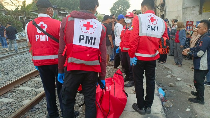 Evakuasi jasad wanita tertemper KA di Cicendo Bandung