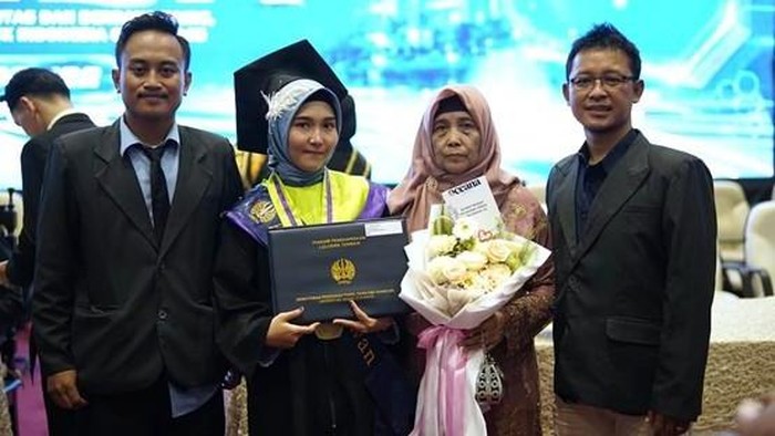 Firda, wisudawan terbaik S2 Unesa dengan IPK 4. Buat media pembelajaran yang melatih siswa SD berpikir kritis.