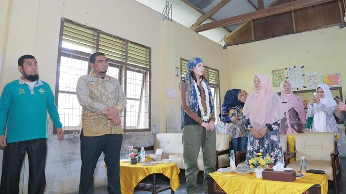 Luna Maya saat berada di MIN 4 Aceh Besar untuk menyerahkan bantuan renovasi. (Foto: Humas Kemenag Aceh Besar)
