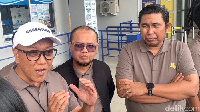 General Manager Pelindo Regional 4 Darwis dan Division Head Pelayanan SDM dan Umum Pelindo Regional 4, Deby Rahmad Wicaksono.