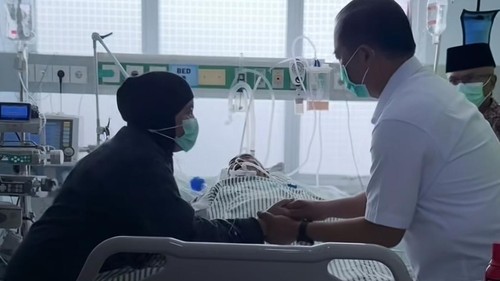 Gubernur NTB Lalu Muhamad Iqbal saat menjenguk TGH Lalu Muhammad Turmudzi Badaruddin atau Datok Bagu, sebelum wafat, Rabu (14/10/2026). (Dok. Gubernur NTB).
