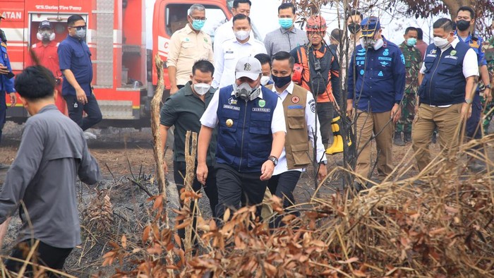 Gubernur Sumsel Herman Deru bersama Menko Polkam RI Jenderal TNI (Purn.) Dudung Abdurachman meninjau uji coba teknologi penanggulangan karhutla Realiza.
