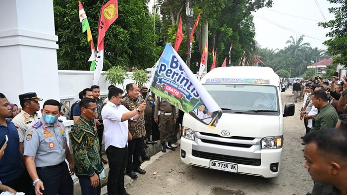 Gubsu Bobby Nasution melepas bus perintis gratis untuk pelajar di Kabupaten Asahan (Dok. Diskominfo Sumut)