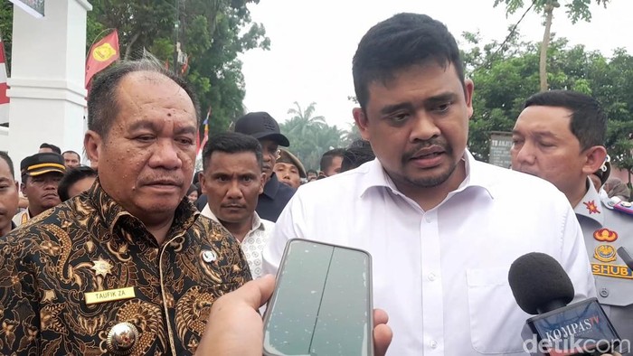 Gubsu Bobby Nasution saat sambutan di SMA Negeri 1 Pulau Rakyat, Kabupaten Asahan (Nizar Aldi/detikSumut)