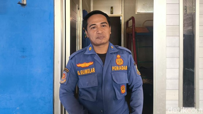 Gugum Gumilar seorang petugas pemadam kebakaran yang pernah terkena semburan bisa kobra.
