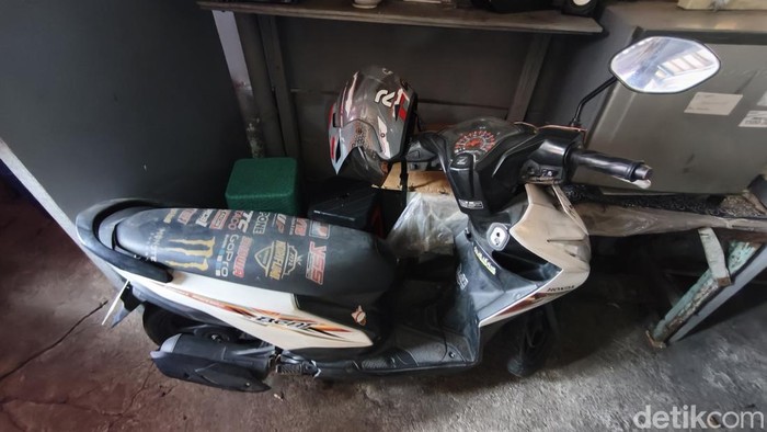 Honda Beat misterius ditinggal di Pasar Jatingaleh, Banyumanik, Kota Semarang, sejak Rabu (7/10). Dipotret Kamis (15/10/2026).