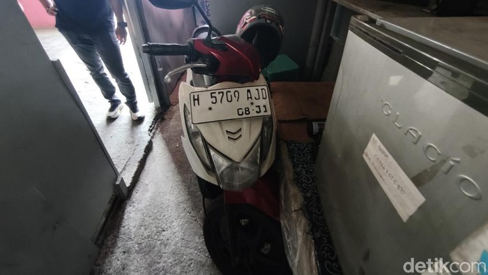 Honda Beat misterius ditinggal di Pasar Jatingaleh, Banyumanik, Kota Semarang, sejak Rabu (7/10). Dipotret Kamis (15/10/2026).