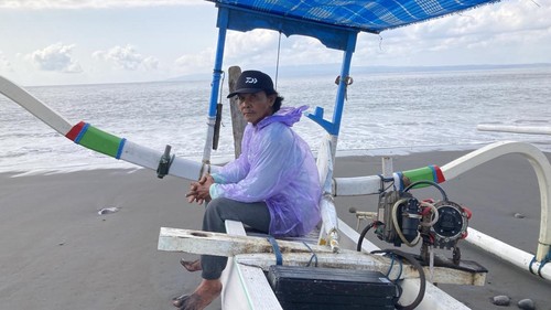I Nengah Karna (62), nelayan Desa Kusamba, Klungkung, Bali, bersiap melaut menggunakan mesin jukung listriknya di pesisir Pantai Kusamba, Kamis (15/10/2026). (Fatih Kudus Jaelani/detikBali)