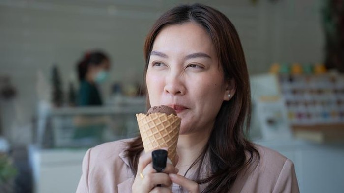 Ilustrasi makan es krim