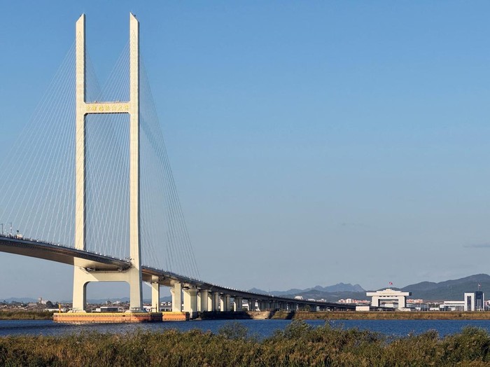 Jembatan Sungai Yalu Baru yang menghubungan Dandong di China dengan Sinuiju di Korut (REUTERS/MANDY LEONG)