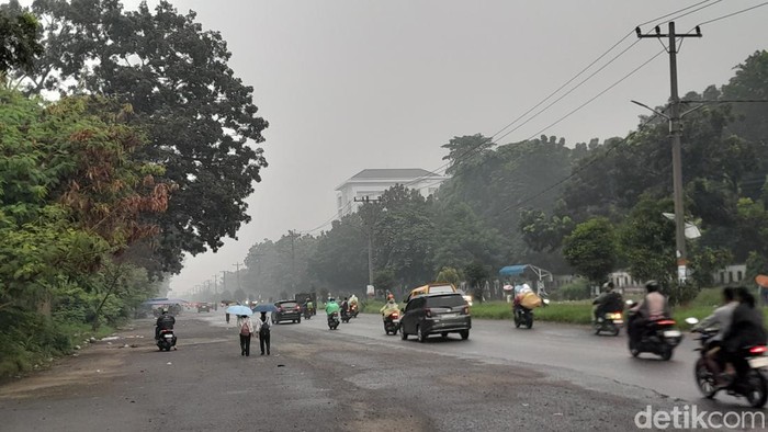 Kabut asap menyelimuti Kota Medan, Sumut, hari ini.