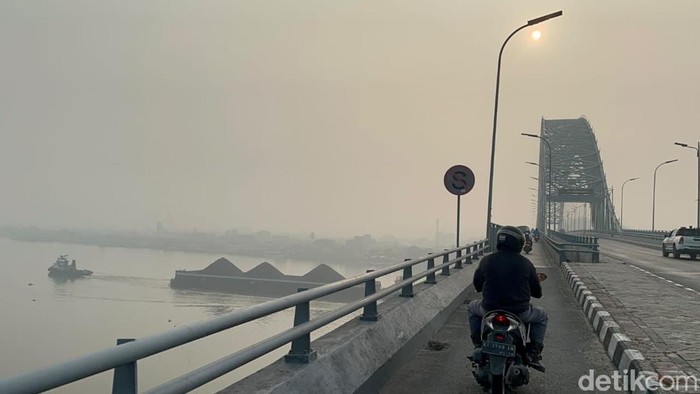 Kabut asap terlihat dari Jembatan Mahakam, Samarinda, Kamis (15/10/2026). (Riani Rahayu/detikKalimantan)