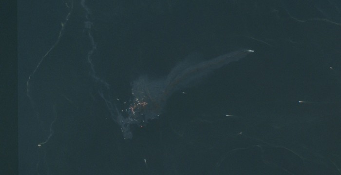 Kapal Kargo Singapura Tenggelam di Selat Hormuz, Ribuan Kontainer Hanyut Containers float in the water after Singapore-flagged GFS Pride sank near the Strait of Hormuz off the coast of Oman, in this still image obtained from a social media video, released October 14, 2026. Social Media/via REUTERS THIS IMAGE HAS BEEN SUPPLIED BY A THIRD PARTY. NO RESALES. NO ARCHIVES. NEWS USE ONLY. VERIFICATION: - Shape of the mountain matched the topography mapping of the area - Satellite image captured on October 14 showed containers floating at sea in the same area - Identity of the vessel could not be independently verified - Exact time when the video was filmed not verified but no older version found posted online before October 14 - Iran’s IRIB News Agency, citing IRGC Navy, reported that a vessel carrying over 2500 containers sank on the morning of October 14 after being struck by a naval mine in the south of Strait of Hormuz The Maritime and Port Authority of Singapore (MPA) said in a statement on Wednesday that vessel GFS PRIDE had sunk after fire on board.