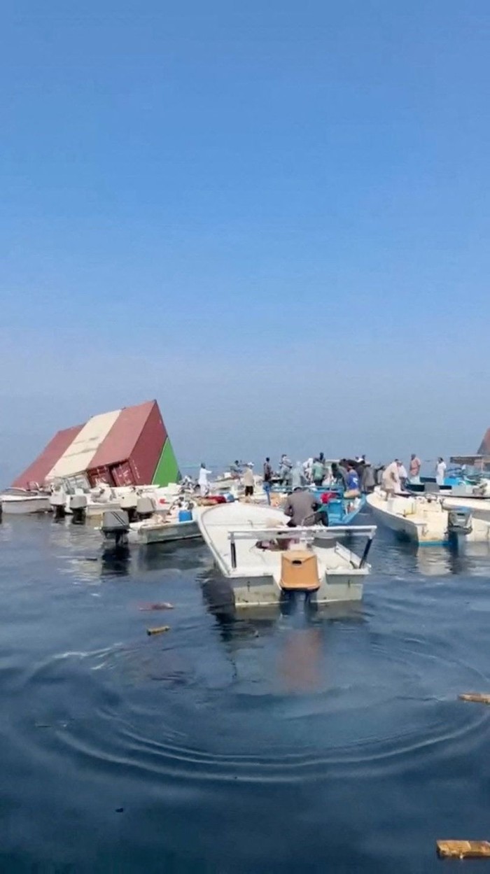 Kapal Kargo Singapura Tenggelam di Selat Hormuz, Ribuan Kontainer Hanyut Containers float in the water after Singapore-flagged GFS Pride sank near the Strait of Hormuz off the coast of Oman, in this still image obtained from a social media video, released October 14, 2026. Social Media/via REUTERS THIS IMAGE HAS BEEN SUPPLIED BY A THIRD PARTY. NO RESALES. NO ARCHIVES. NEWS USE ONLY. VERIFICATION: - Shape of the mountain matched the topography mapping of the area - Satellite image captured on October 14 showed containers floating at sea in the same area - Identity of the vessel could not be independently verified - Exact time when the video was filmed not verified but no older version found posted online before October 14 - Iran’s IRIB News Agency, citing IRGC Navy, reported that a vessel carrying over 2500 containers sank on the morning of October 14 after being struck by a naval mine in the south of Strait of Hormuz The Maritime and Port Authority of Singapore (MPA) said in a statement on Wednesday that vessel GFS PRIDE had sunk after fire on board.